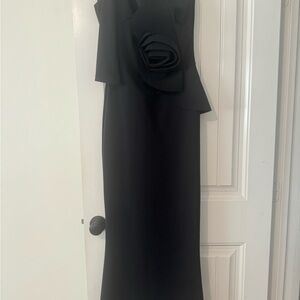 Chiara Boni La Petite Robe
One-Shoulder Black Color Size 42 Evening Gown
